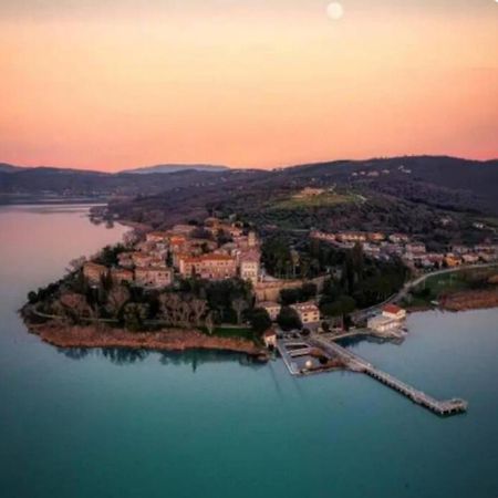 הוילה Monte del Lago Il Borgo Antico מראה חיצוני תמונה