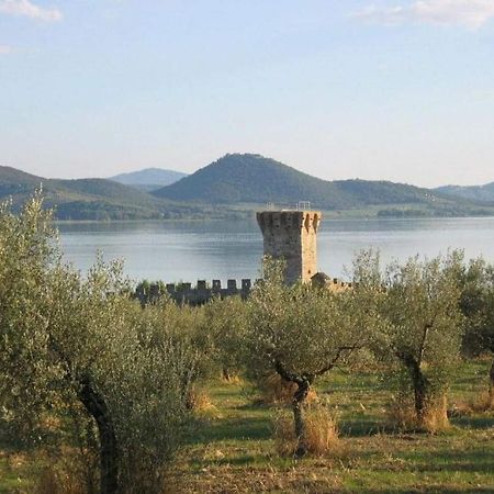 הוילה Monte del Lago Il Borgo Antico מראה חיצוני תמונה
