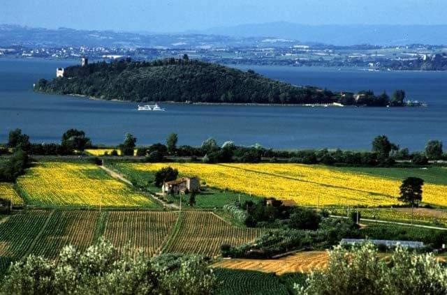 הוילה Monte del Lago Il Borgo Antico מראה חיצוני תמונה