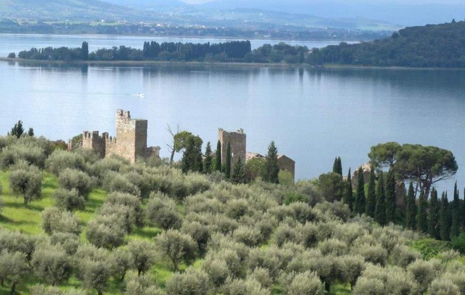 הוילה Monte del Lago Il Borgo Antico מראה חיצוני תמונה