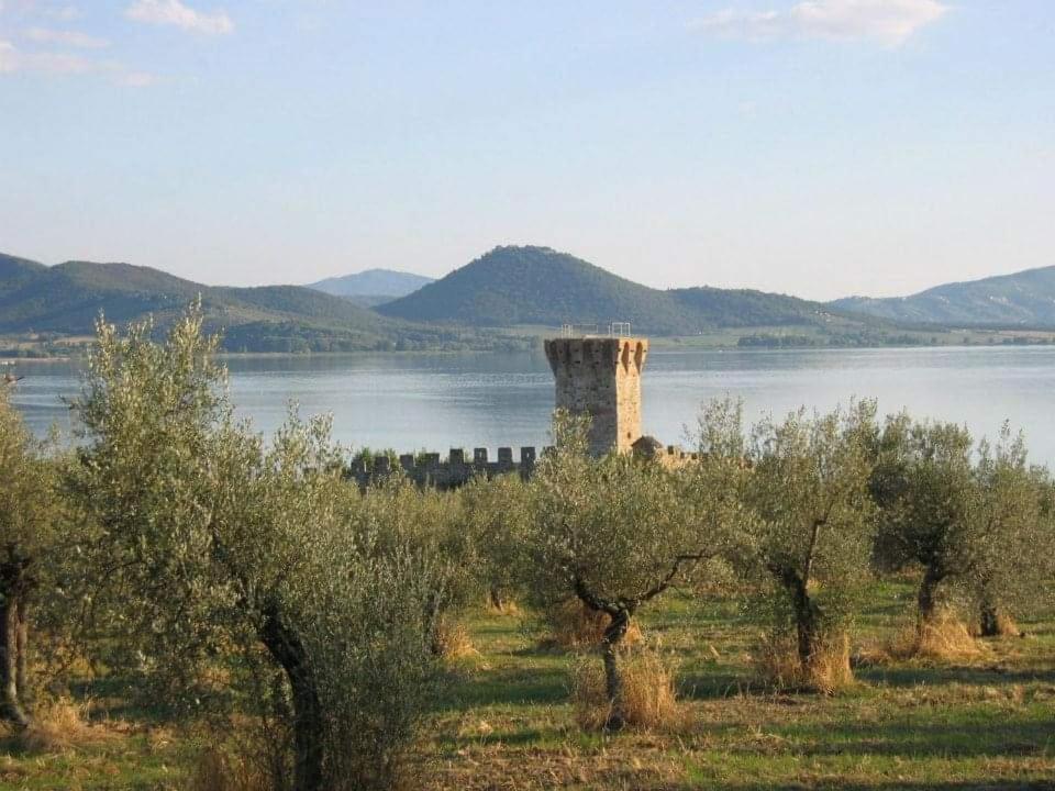 הוילה Monte del Lago Il Borgo Antico מראה חיצוני תמונה